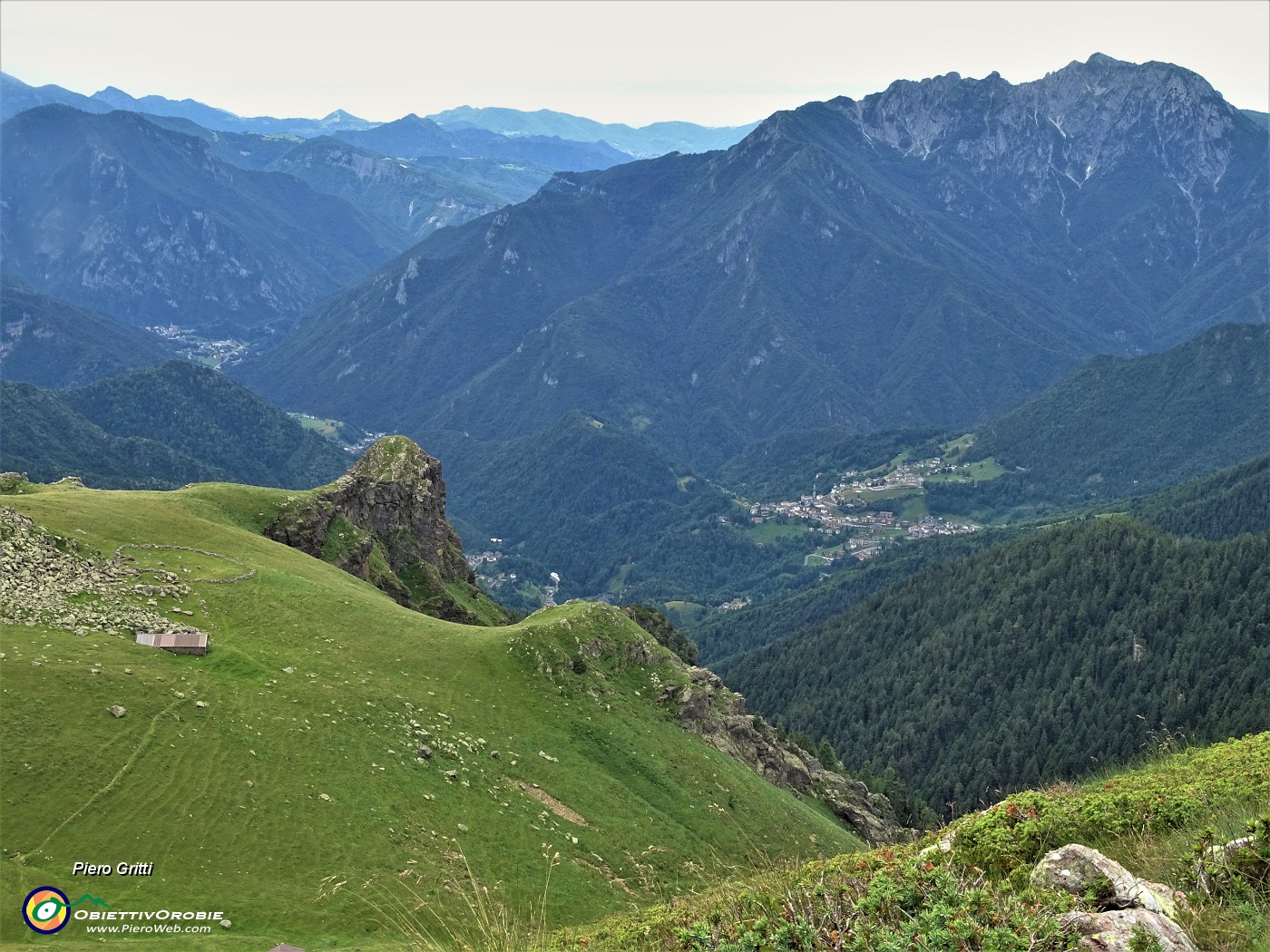49 Vista ravvicinata dal Monte Mincucco sul Baitone Mincucco con barek,  sullo sperone roccioso con croce lignea e verso Santa Brigida e Venturosa.JPG